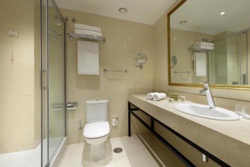 Habitación Doble Deluxe con terraza del hotel Eurostars Casa De La Lírica. Foto 3