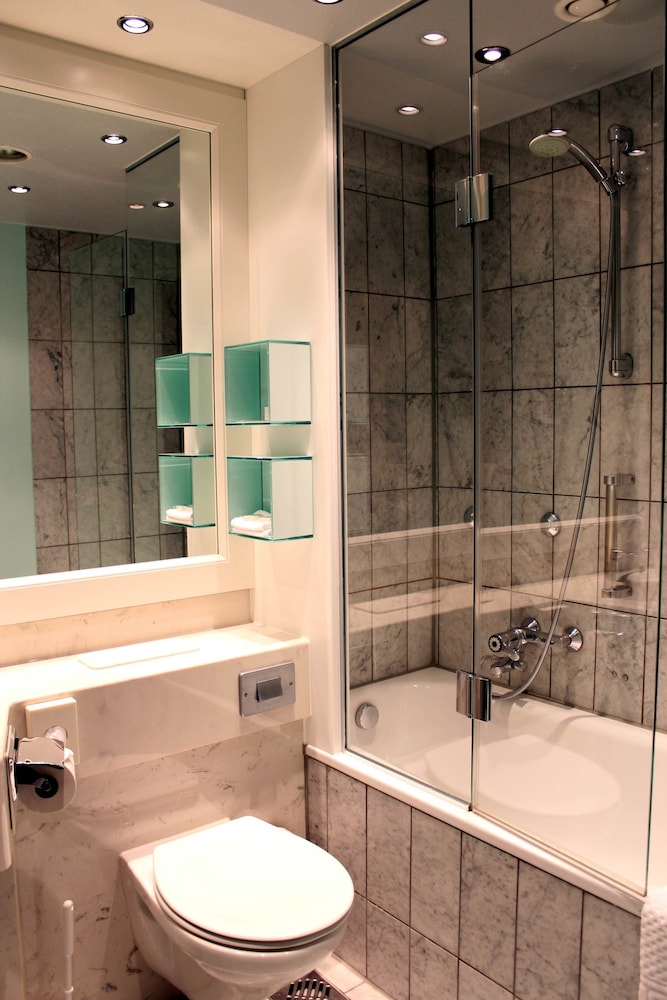 Habitación Estándar con cama Queen del hotel Mercure Dortmund Centrum. Foto 10
