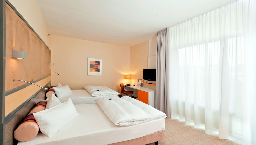 Habitación estándar con cama king o dos camas individuales del hotel Mercure Dortmund Centrum. Foto 1