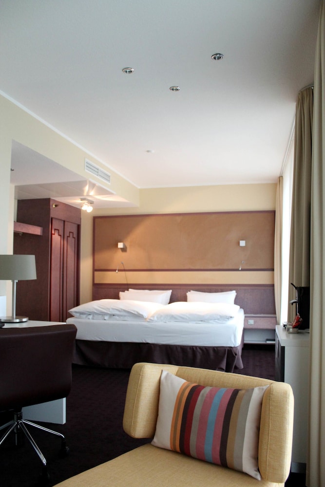 Habitación Privilege con cama king del hotel Mercure Dortmund Centrum. Foto 1