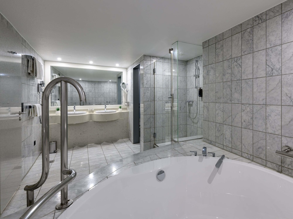 Suite Ejecutiva con cama King del hotel Mercure Dortmund Centrum. Foto 8
