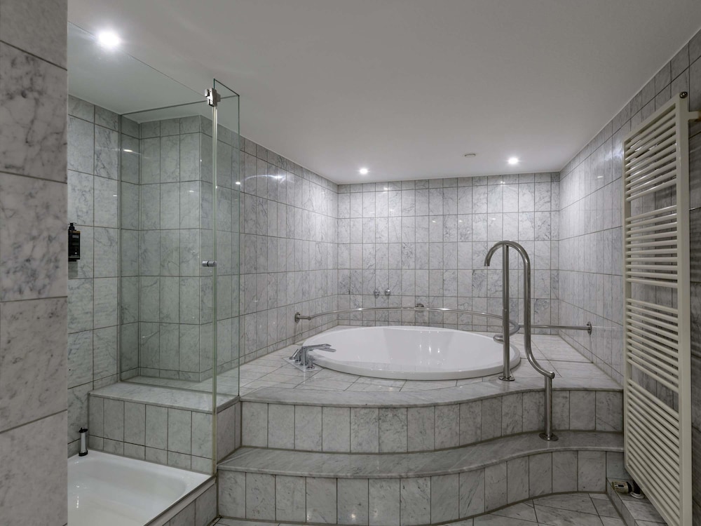 Suite Ejecutiva con cama King del hotel Mercure Dortmund Centrum. Foto 9