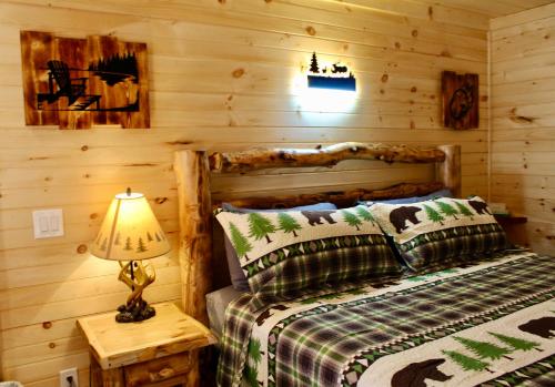 Estudio con bañera de hidromasaje del hotel Sundowner On Lake George. Foto 1