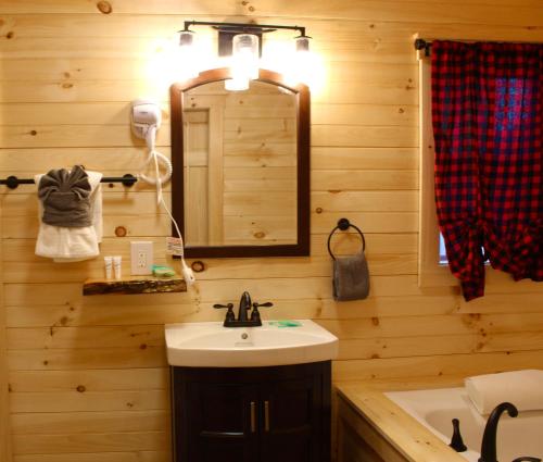 Estudio con bañera de hidromasaje del hotel Sundowner On Lake George. Foto 3