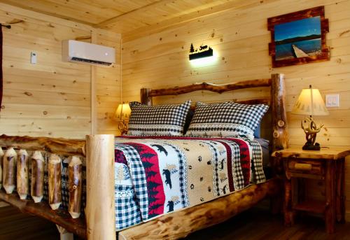 Estudio con cama extragrande del hotel Sundowner On Lake George