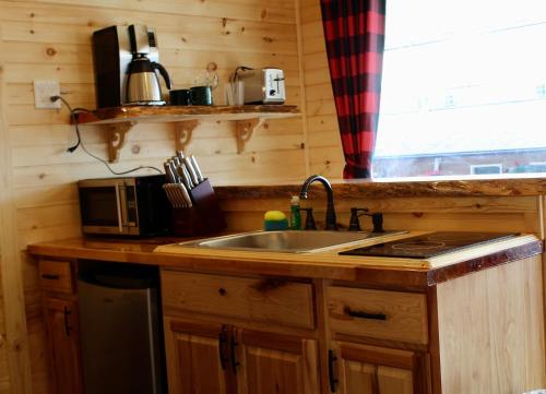 Estudio con cama extragrande del hotel Sundowner On Lake George. Foto 1