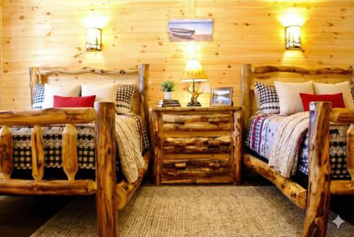 Suite con cama grande del hotel Sundowner On Lake George