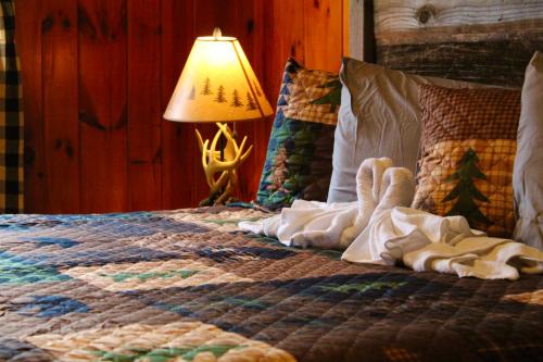 Suite con cama grande y balcón del hotel Sundowner On Lake George