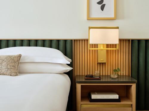 Habitación con cama extragrande y vistas a la ciudad del hotel 70 Park Avenue. Foto 2