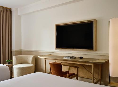 Habitación con 2 camas grandes y vistas a la ciudad del hotel 70 Park Avenue. Foto 1