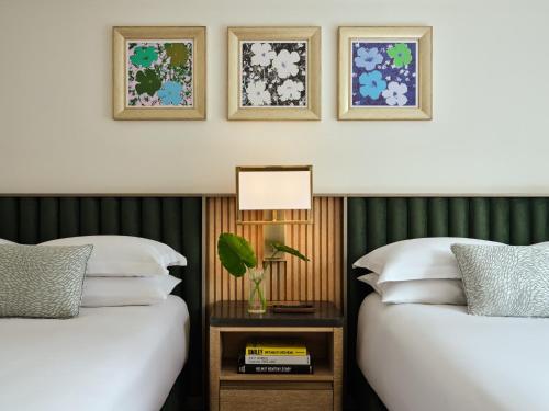 Habitación con 2 camas grandes y ducha a ras de suelo del hotel Kimpton Ashbel New York Park Avenue. Foto 4