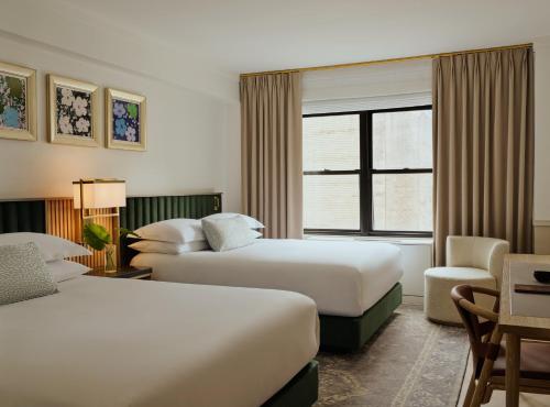 Habitación con 2 camas grandes y vistas a la ciudad del hotel Kimpton Ashbel New York Park Avenue. Foto 1