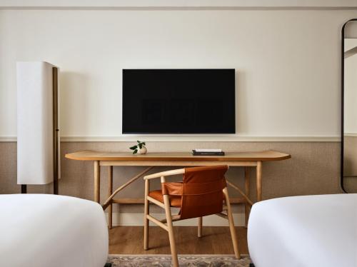 Habitación con 2 camas grandes y ducha a ras de suelo del hotel 70 Park Avenue. Foto 5