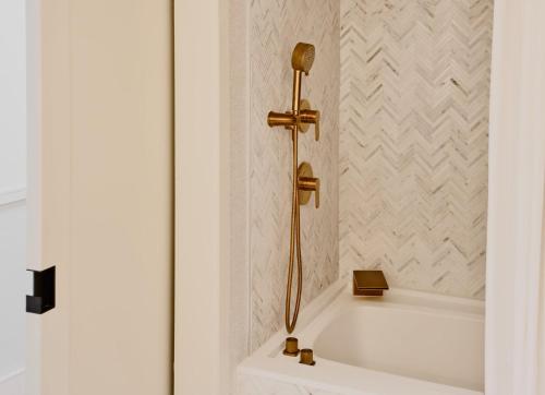 Premium King Room with Shower and Jetted Bath del hotel Kimpton Ashbel New York Park Avenue. Foto 6