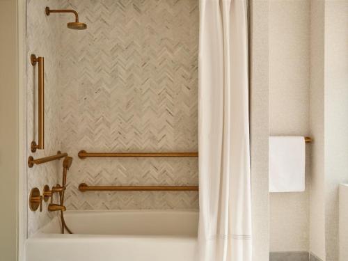 Habitación con cama grande y bañera - Adaptada para personas con movilidad reducida del hotel Kimpton Ashbel New York Park Avenue. Foto 5