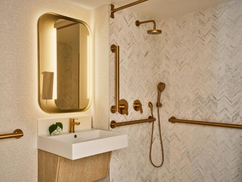 Habitación con cama grande y ducha a ras de suelo - Adaptada para personas de movilidad reducida del hotel Kimpton Ashbel New York Park Avenue. Foto 4