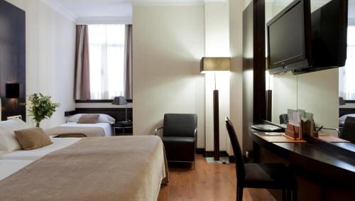 Habitación triple 3 camas individuales del hotel Saray. Foto 1