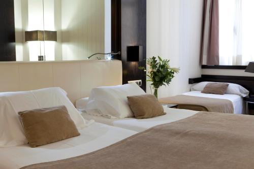 Habitación triple 3 camas individuales del hotel Saray. Foto 2