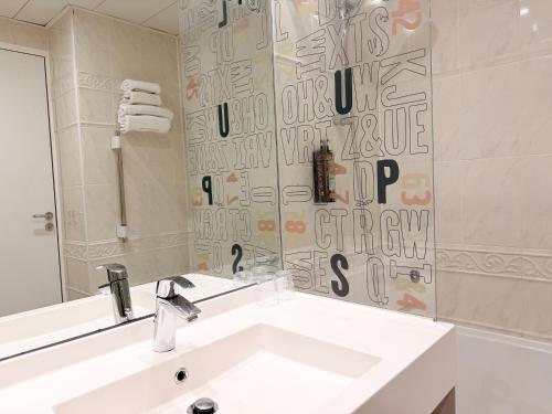 Habitación Doble Estándar - 2 camas del hotel Ibis Styles Paris Tolbiac Biblioteque. Foto 8