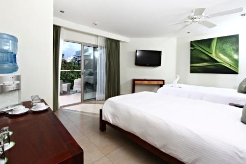 Habitación Superior con vistas a la piscina del hotel Sandos Caracol Nature Resort and Water Park All Inclusive. Foto 1