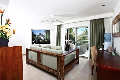 Suite de 1 dormitorio con vistas a la piscina del hotel Sandos Caracol Nature Resort and Water Park All Inclusive. Foto 2