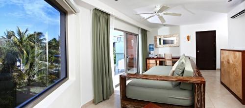 Suite de 1 dormitorio con vistas a la piscina del hotel Sandos Caracol Nature Resort and Water Park All Inclusive. Foto 4