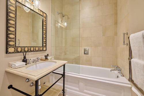 Habitación Doble Clásica del hotel Roseate House London. Foto 4