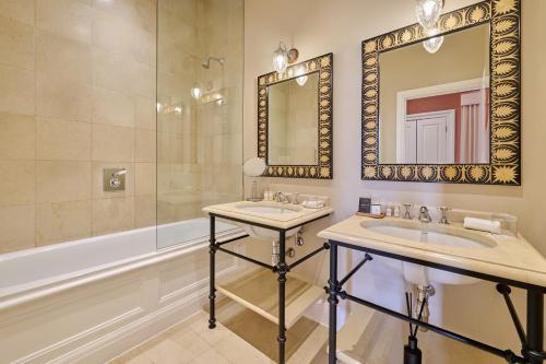 Suite con balcón del hotel Roseate House London. Foto 5