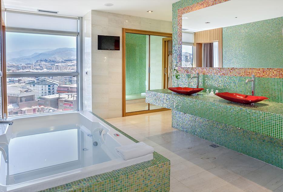 Suite Vista Panorámica Jacuzzi del hotel Barceló Granada Congress. Foto 3