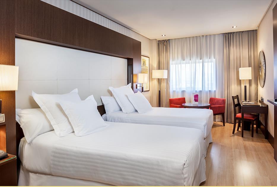 Habitación doble Superior Contigua del hotel Barceló Granada Congress. Foto 1