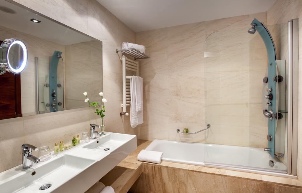 Habitación doble Superior del hotel Barceló Granada Congress. Foto 2