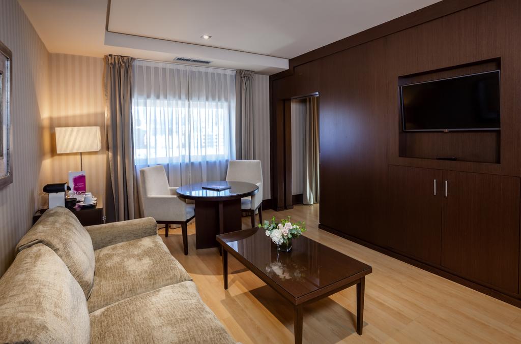 Junior suite Jacuzzi del hotel Barceló Granada Congress. Foto 2