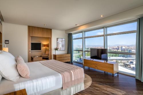 Suite con vistas a la ciudad del hotel Barceló Granada Congress