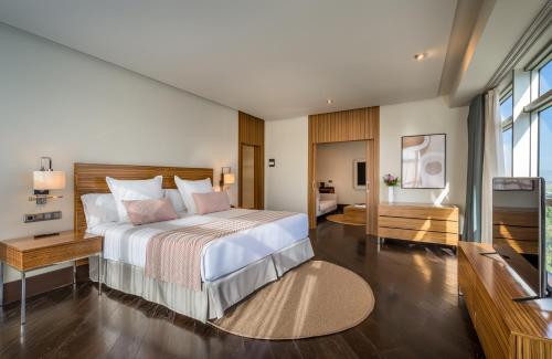 Suite con vistas a la ciudad del hotel Barceló Granada Congress. Foto 1