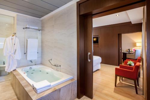 Suite Junior con bañera de hidromasaje del hotel Barceló Granada Congress. Foto 1