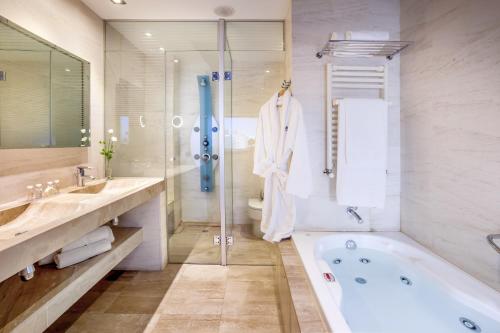 Suite Junior con bañera de hidromasaje del hotel Barceló Granada Congress. Foto 3