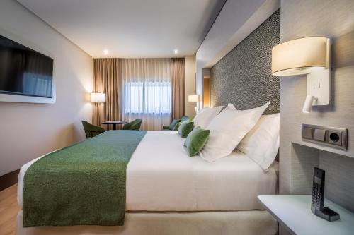 Habitación Familiar Deluxe con vistas a la ciudad del hotel Barceló Granada Congress. Foto 2