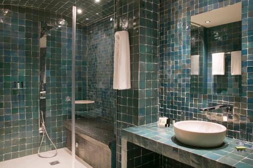 Dos Habitaciones Dobles Intercomunicadas del hotel Le Bellechasse Saint Germain. Foto 1