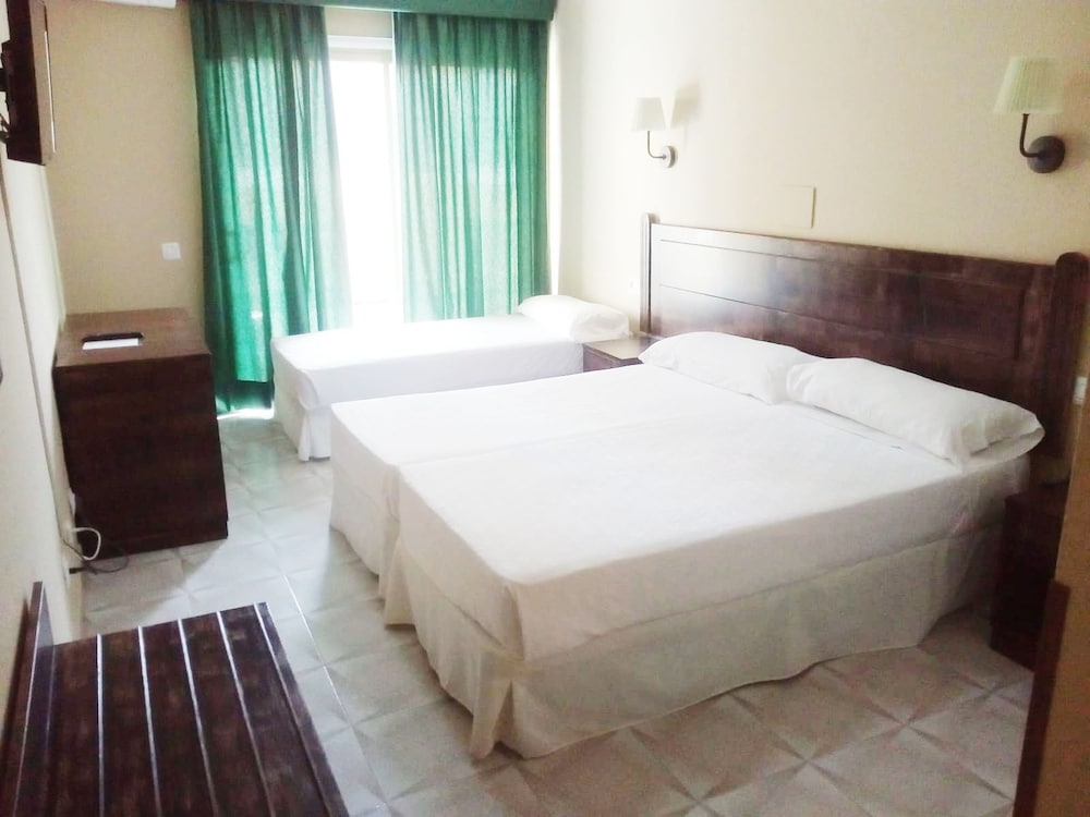 Habitación triple estándar, 3 camas individuales del hotel Aeropuerto Sur. Foto 1