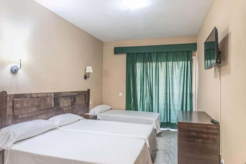 Habitación triple estándar, 3 camas individuales del hotel Aeropuerto Sur. Foto 2