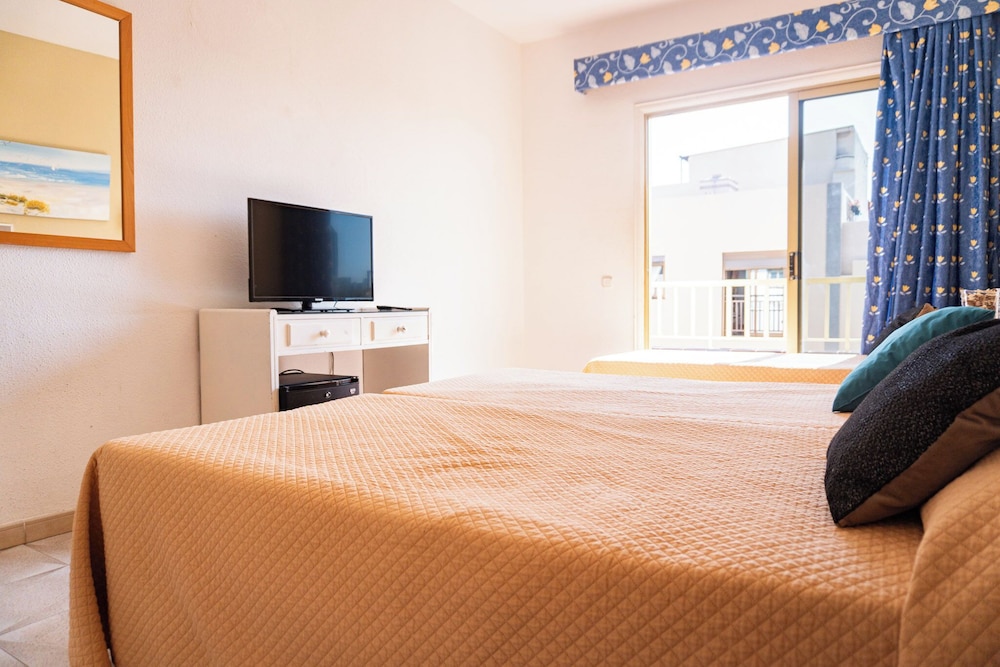 Habitación triple estándar, 3 camas individuales del hotel Aeropuerto Sur. Foto 3