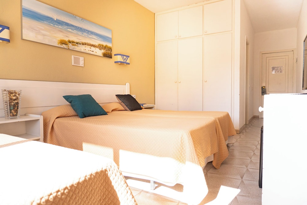 Habitación triple estándar, 3 camas individuales del hotel Aeropuerto Sur. Foto 4