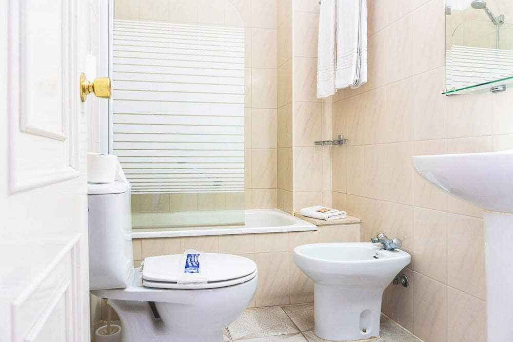 Habitación triple estándar, 3 camas individuales del hotel Aeropuerto Sur. Foto 5