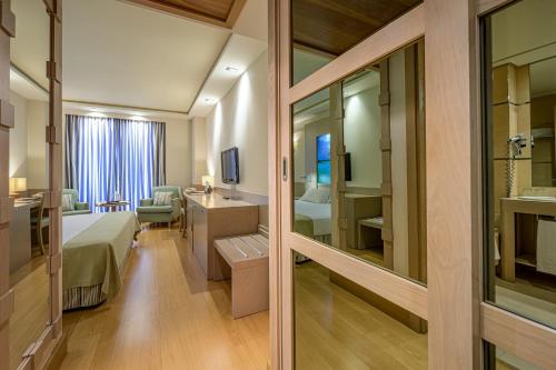 Habitación superior con balcón del hotel Nelva. Foto 5