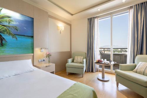 Habitación superior con balcón del hotel Nelva. Foto 7