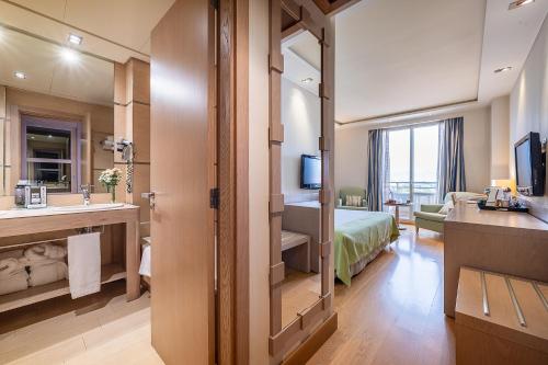 Habitación superior con balcón del hotel Nelva. Foto 9