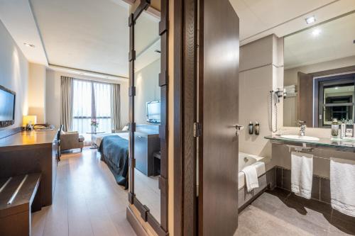 Habitación Triple Estándar del hotel Nelva. Foto 1
