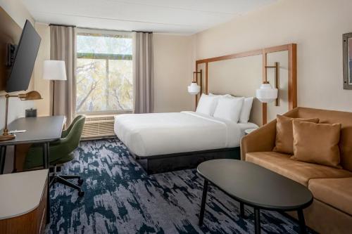 Habitación Doble Estándar con cama grande y sofá cama del hotel Fairfield Inn and Suites By Marriott Rome