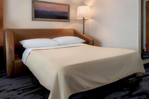 Habitación Doble Estándar con cama grande y sofá cama del hotel Fairfield Inn and Suites By Marriott Rome. Foto 1