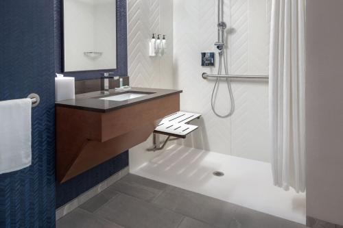 Habitación Doble Estándar con cama grande y sofá cama del hotel Fairfield Inn and Suites By Marriott Rome. Foto 3